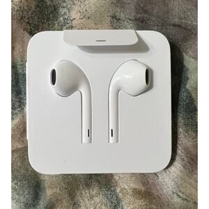 Apple Wired iPhone iPad iPod Ear Buds New In Packaging Lightning
